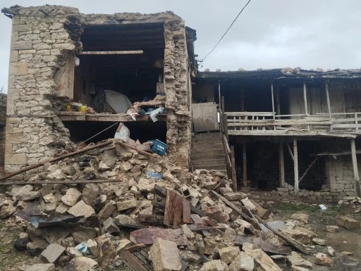 Komşusu 'adam &ouml;ld&uuml; evi de yıkıldı' dedi o anda ev &ccedil;&ouml;kt&uuml;