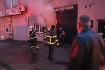 K&ouml;m&uuml;r satış d&uuml;kkanında yangın paniği