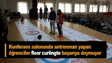 Konferans salonunda antrenman yapan öğrenciler floor curlingte başarıya doymuyor