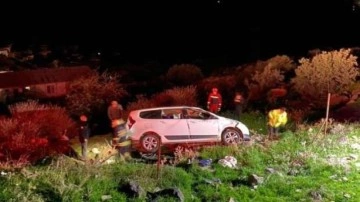 Kontrolden çıkan araç 15 metrelik şarampole yuvarlandı, 2 kişi yaralandı