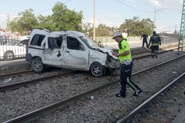 Kontrolden çıkan araç tramvay yoluna girdi: 3 yaralı
