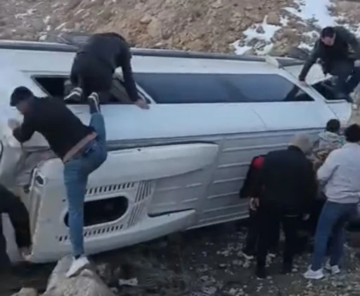 Kontrolden &ccedil;ıkan iş&ccedil;i servisi şarampole devrildi: 10 yaralı