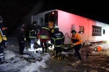 Kontrolden çıkan otobüs şarampole devrildi: Muavin öldü, 13 yolcu yaralandı