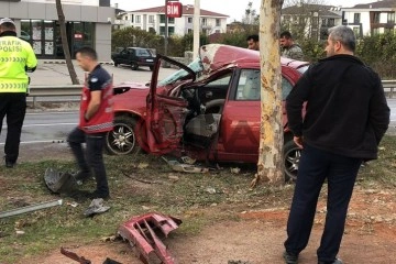 Kontrolden çıkan otomobil ağaca çarparak durabildi: 1 yaralı