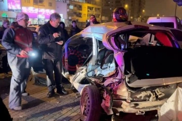 Kontrolden çıkan otomobil, park halindeki araçlara çarptı: 1 ağır yaralı