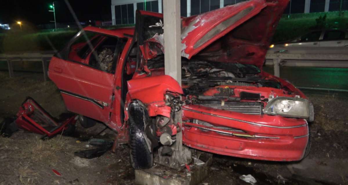 Kontrolden çıkan otomobil trafik levhasına çarptı: 4 yaralı