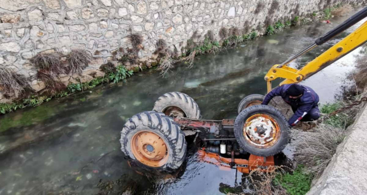 Kontrolden çıkan traktör sürücüsüyle Büyük Menderes Nehri'ne düştü