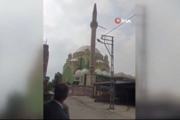 Kontroll&uuml; yıkılan minare iş yerinin &uuml;zerine b&ouml;yle d&uuml;şt&uuml;