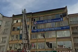 Konya'da 5 katlı binanın çatısında çıkan yangın büyümeden söndürüldü
