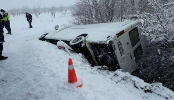 Konya'da buzlanan yolda yolcu minibüsü devrildi: Çok sayıda yaralı var!