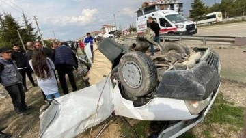 Konya'da feci kaza! Otomobil parçalandı: 1ölü, 1 yaralı