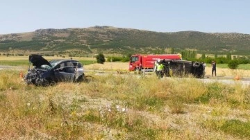 Konya'da iki otomobil çarpıştı: 13 yaşındaki çocuk öldü, 5 yaralı