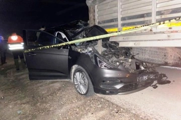 Konya'da otomobil tıra çarptı: 2 yaralı