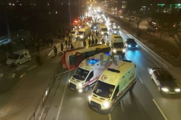 Konya’da otomobilin çarptığı midibüs yan yattı: 10 yaralı