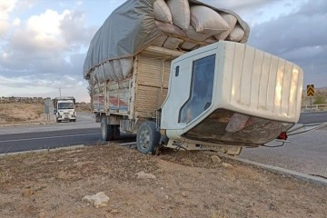 Konya’da refüje çarpan kamyon sürücüsü hayatını kaybetti