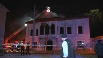 Konya&rsquo;da tarihi bina alev alev yandı