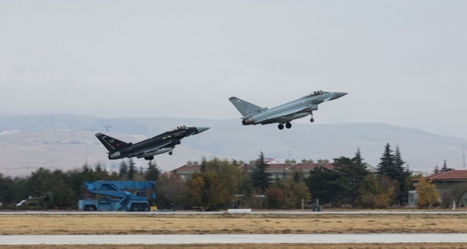 Konya’da TSK ve İngiltere savaş uçakları eğitim uçuşu gerçekleştirdi