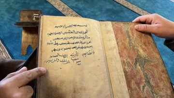 Konya'daki tarihi camide 450 yıllık el yazması Kur'an-ı Kerim bulundu