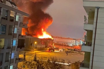 Konya’nın merkez Karatay ilçesinde bulunan sünger fabrikasında yangın çıktı