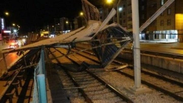 Kopan çatı kara yolu ve metro hattının üzerine düştü
