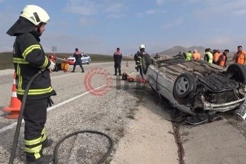 K&ouml;peğe &ccedil;arpan otomobil 260 metre s&uuml;r&uuml;klendi: 5 yaralı