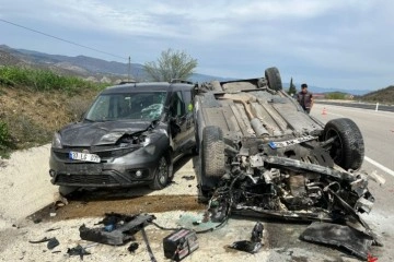 K&ouml;peğe &ccedil;arpmamak i&ccedil;in s&uuml;r&uuml;c&uuml;s&uuml;n&uuml;n manevra yaptığı otomobil takla attı: 1 yaralı