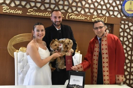 K&ouml;pekleriyle birlikte mutluluğa "evet" dediler