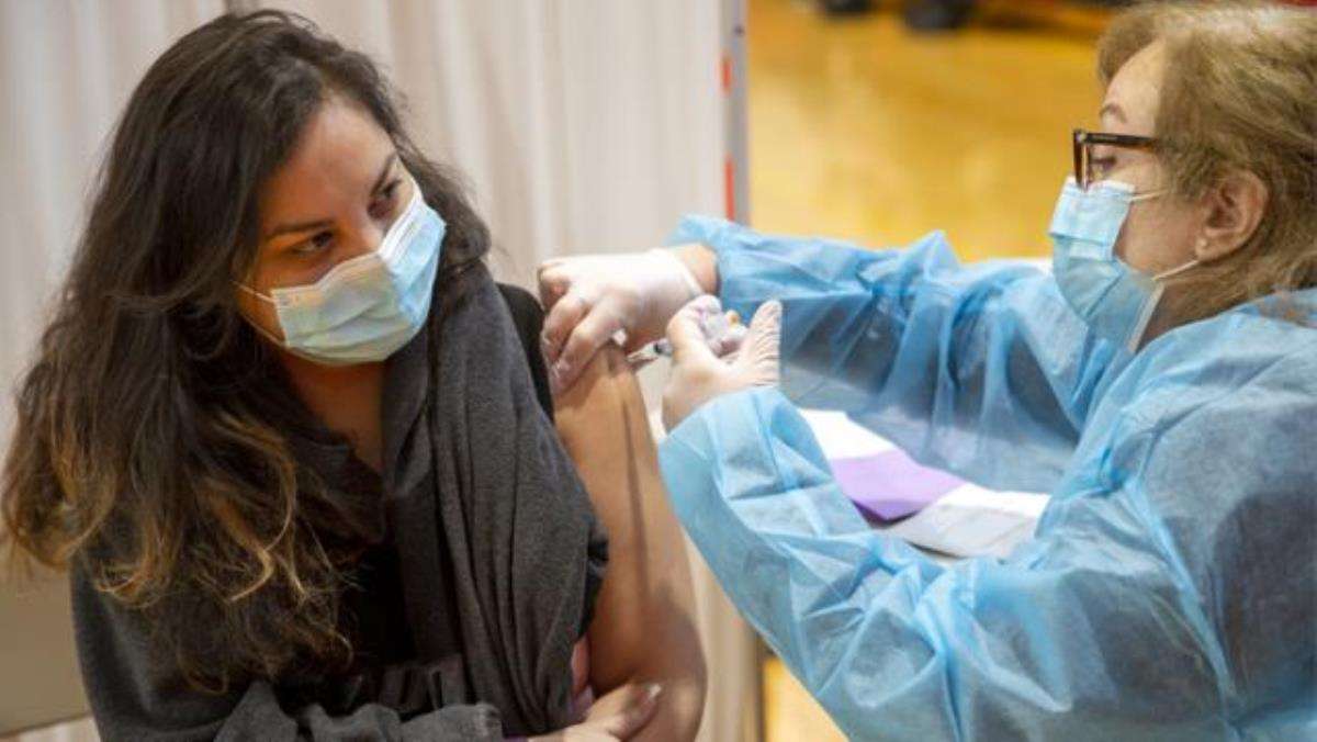 Koronavirüs aşılarının yan etkilerinin kadınlarda daha fazla görüldüğü iddiası