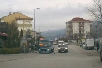 Koşarak yola fırlayan &ccedil;ocuk cipin altında kalmaktan son anda kurtuldu