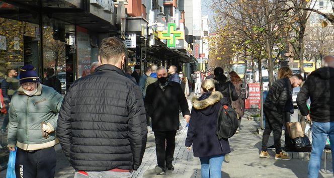 Kosova'da halk korona virüse aldırış etmeden sokakları doldurdu