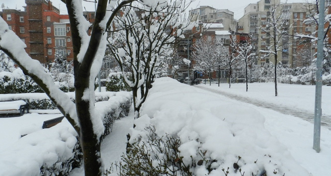Kosova'da ilkbaharda kar sürprizi