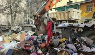 Kötü koku şikayeti yapılan evden 6 ton çöp çıktı