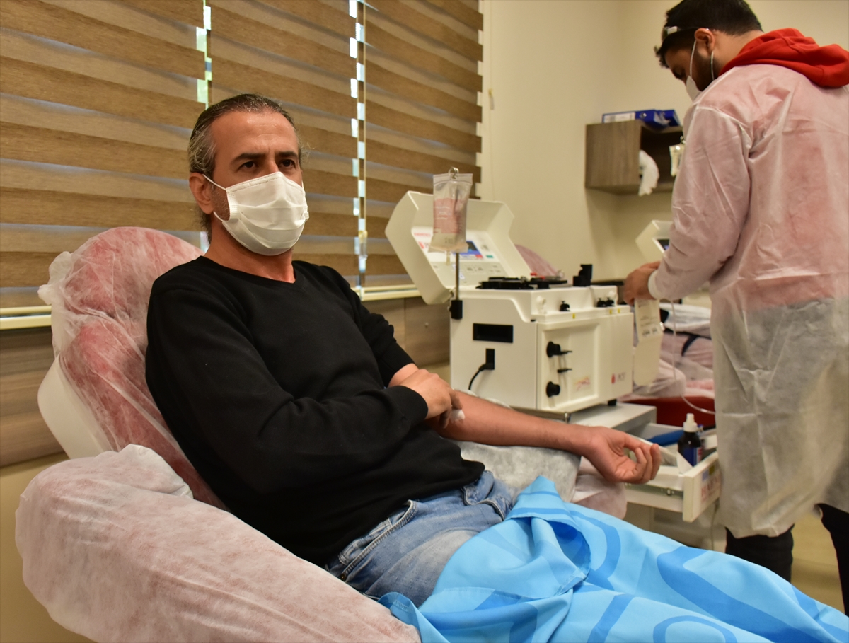 Kovid-19'u yenen doktor immün plazma bağışıyla hastalara umut oluyor