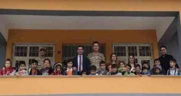 Kozluk’ta eğitimciler ve askeri personel köy okullarını renklendiriyor