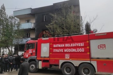 Kozluk'ta market yangınında 2 kişi hafif derecede yandı, 10 kişi dumandan zehirlendi