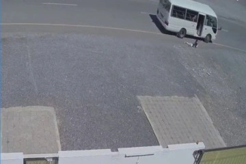 K&uuml;&ccedil;&uuml;k kız hareket halindeki minib&uuml;sten d&uuml;şt&uuml;, şof&ouml;r yola devam etti