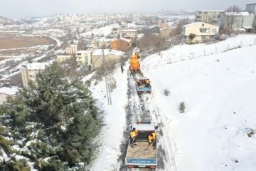 Küçükçekmece Belediyesi ekipleri gün boyunca kar küreme ve tuzlama çalışmalarına devam etti