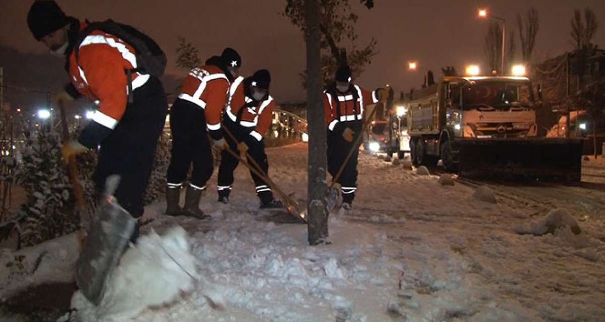 Küçükçekmece Belediyesi'nden ilçe genelinde kar küreme ve tuzlama çalışması