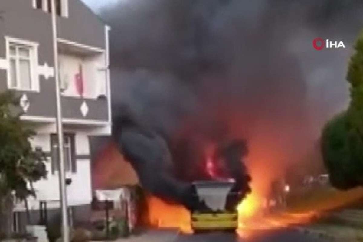 Küçükçekmece'de belediye otobüsü alev alev yandı