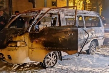 Küçükçekmece'de çalıntı olduğu öğrenilen panelvan minibüs yanarak kül oldu