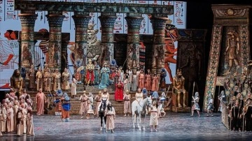 Kültür ve Turizm Bakanı Ersoy'un da izlediği 'Aida' kapalı gişe oynadı
