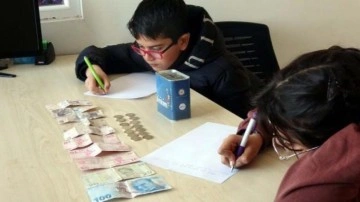 Kumbaradaki paralarını depremzedelere bağışlayan kardeşlerden duygulandıran not