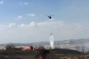 Kundaklanan ağaçlık alana 3 helikopter birden müdahale etti