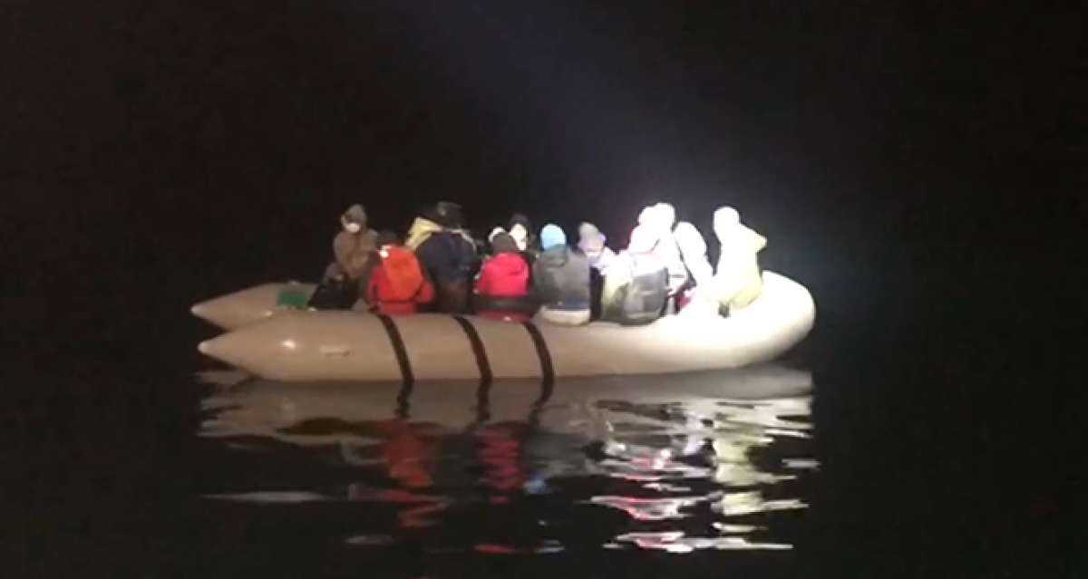 Kuşadası Körfezi'nde Yunanlıların geri ittiği 16 göçmen kurtarıldı