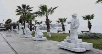 Kuşadası sahilini ’müzik’ temalı heykeller süslüyor