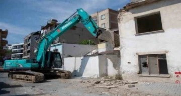 Kuşadası’nda depreme dayanıksız binalar yıkılıyor