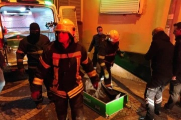 Kuşadası'nda ısınmak için sığındıkları evde ateş yakan 2 kişi yanarak hayatını kaybetti