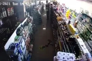 Kütahya'da 5.0 büyüklüğündeki depremde bir markette yaşananlar kamerada