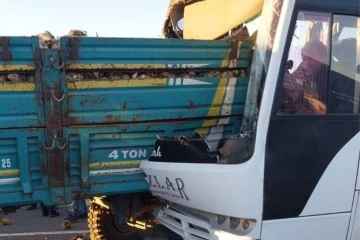 Kütahya'da işçi servisi ile pancar yüklü traktör çarpıştı: 13 yaralı