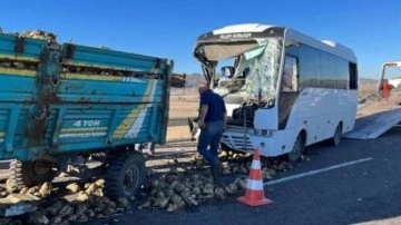 Kütahya'da servis minibüsu traktöre çarptı: Çok sayıda yaralı